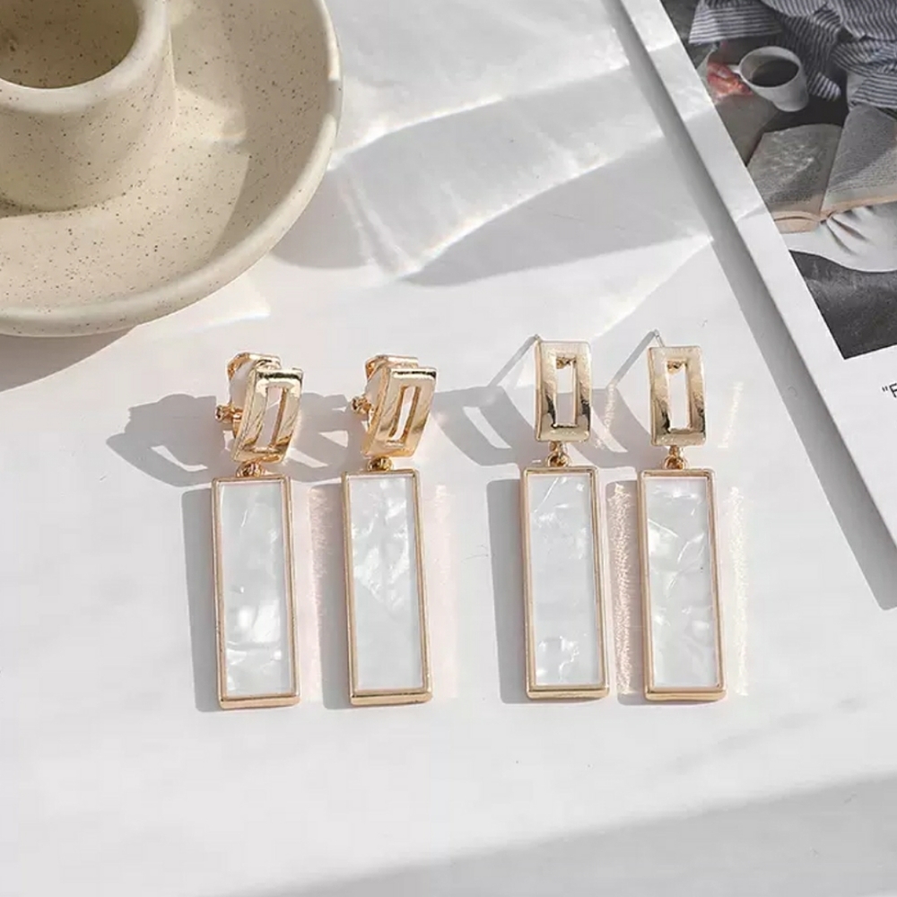 Elegant gold dangling earrings